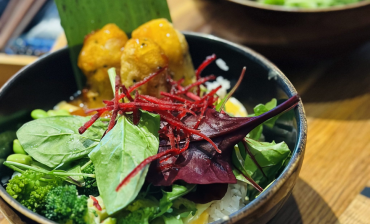 Bunte Salatbowl by Bintu Cham