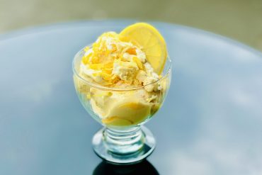 Erfrischendes Buttermilch-Zitronen-Eis by Bintu Cham