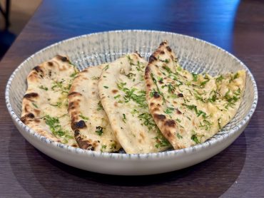 Selbstgemachtes Fladenbrot mit Käse & Kräutern by Bintu Cham