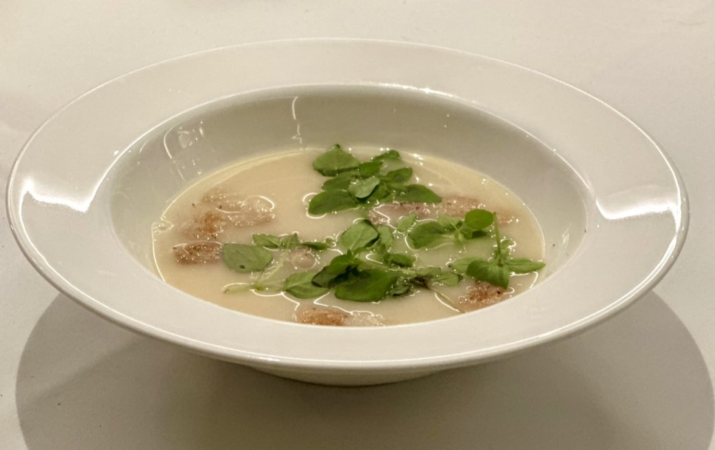 Weiße Tomatensuppe mit Basilikum by Bintu Cham