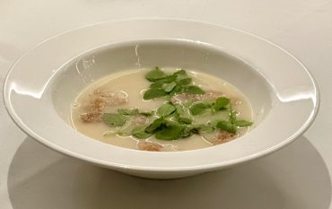 Weiße Tomatensuppe mit Basilikum by Bintu Cham